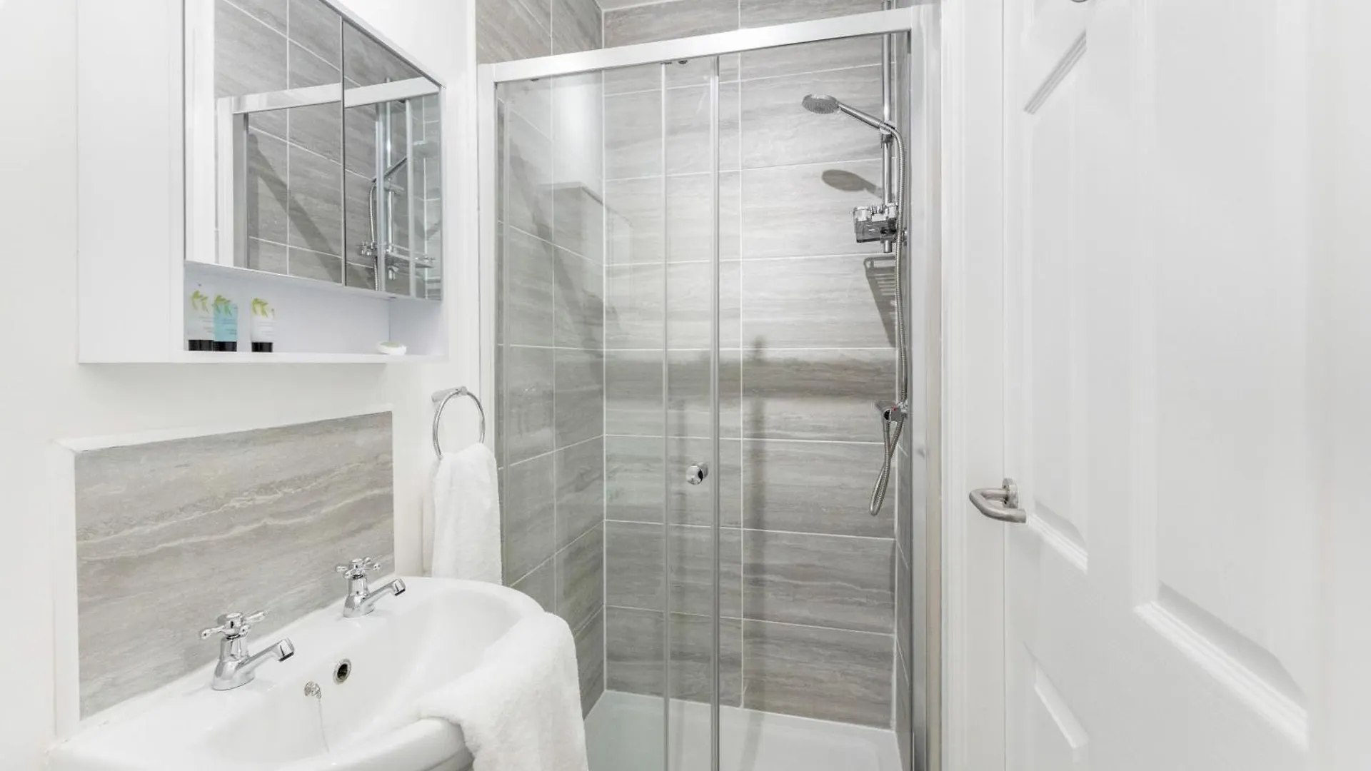 New! Stylish 5-Bed Apartment In Stockton-On-Tees By Stay With Us, Perfect For Contractors & Large Groups, Free Parking! 蒂诗上的索纳比