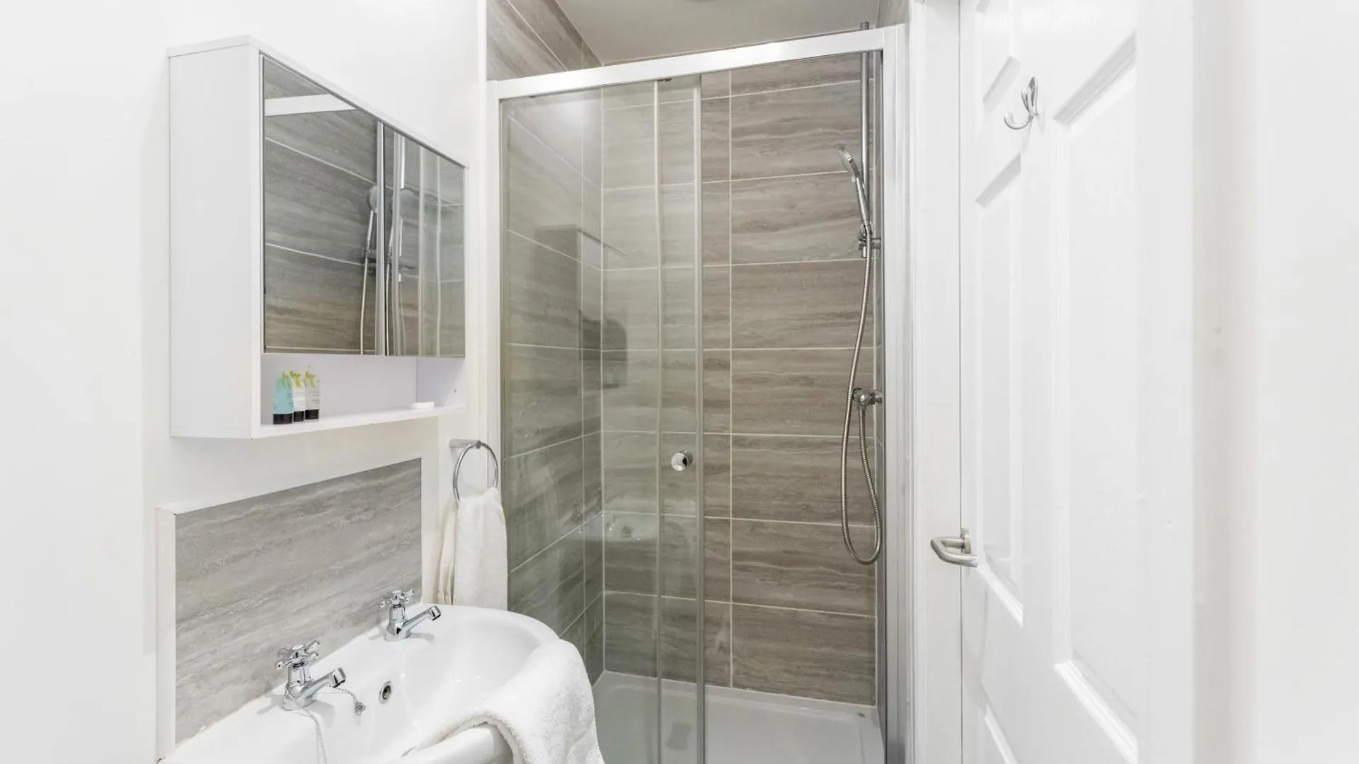 New! Stylish 5-Bed Apartment In Stockton-On-Tees By Stay With Us, Perfect For Contractors & Large Groups, Free Parking! 蒂诗上的索纳比
