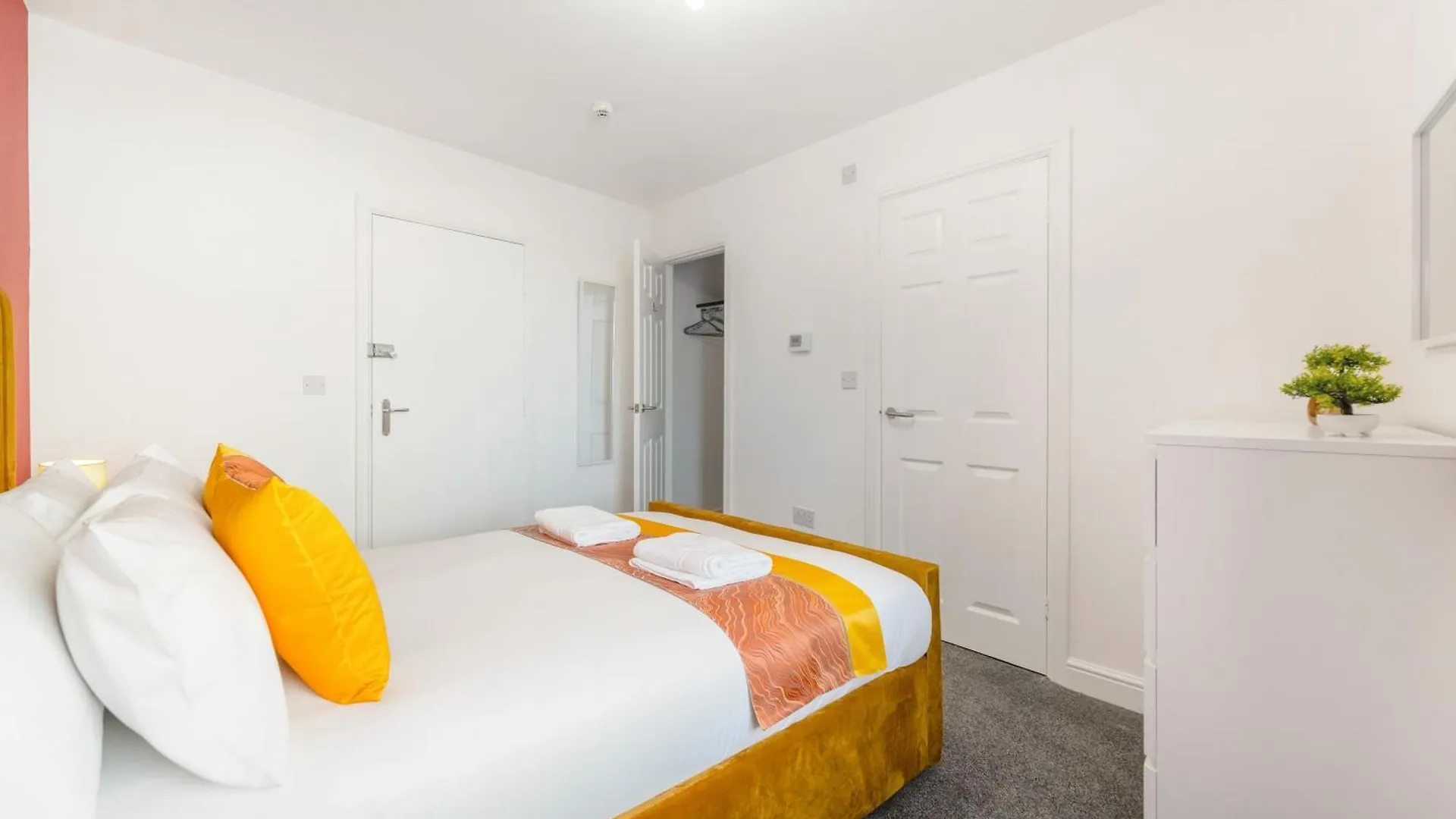 Thornaby on Tees New! Stylish 5-Bed Apartment In Stockton-On-Tees By Stay With Us, Perfect For Contractors & Large Groups, Free Parking!