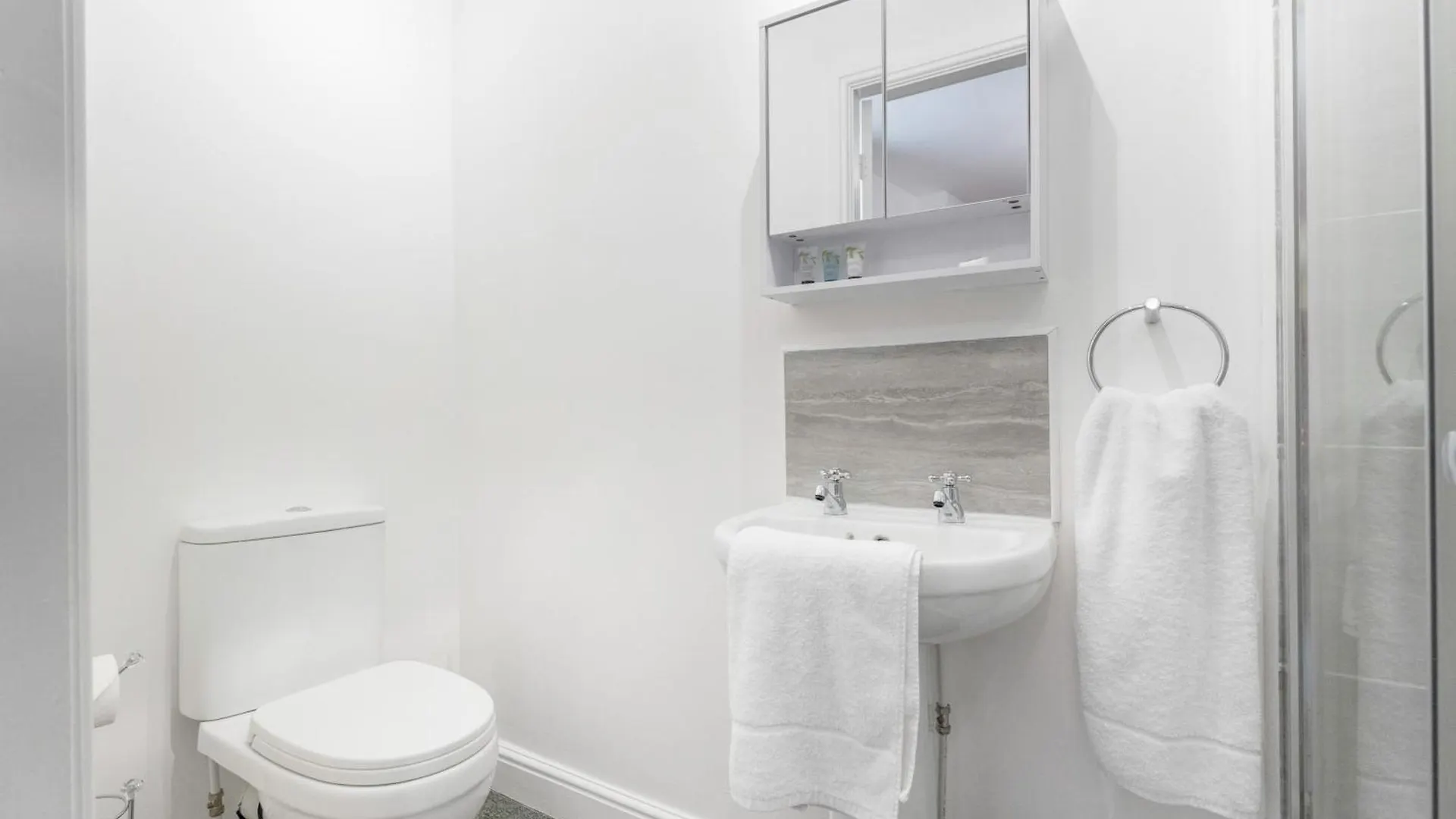 Thornaby on Tees New! Stylish 5-Bed Apartment In Stockton-On-Tees By Stay With Us, Perfect For Contractors & Large Groups, Free Parking! בריטניה