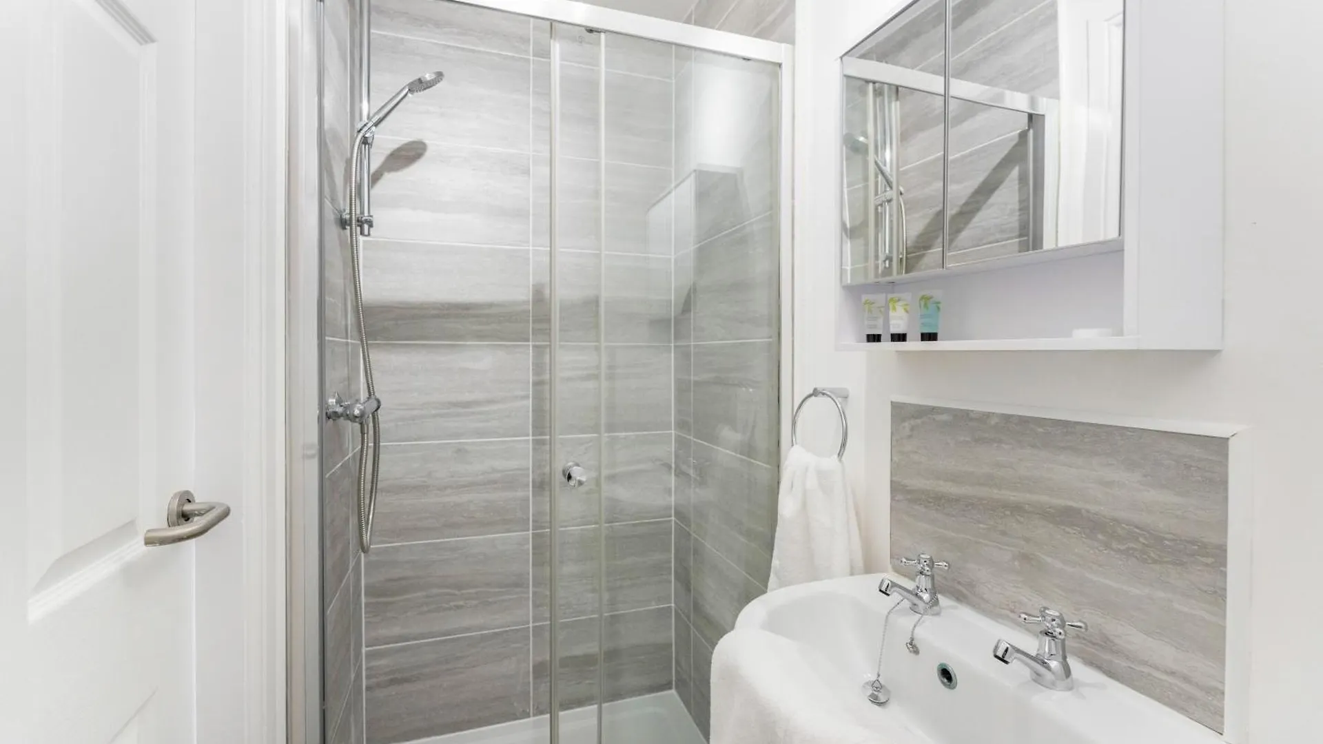 Thornaby on Tees New! Stylish 5-Bed Apartment In Stockton-On-Tees By Stay With Us, Perfect For Contractors & Large Groups, Free Parking!  Thornaby on Tees