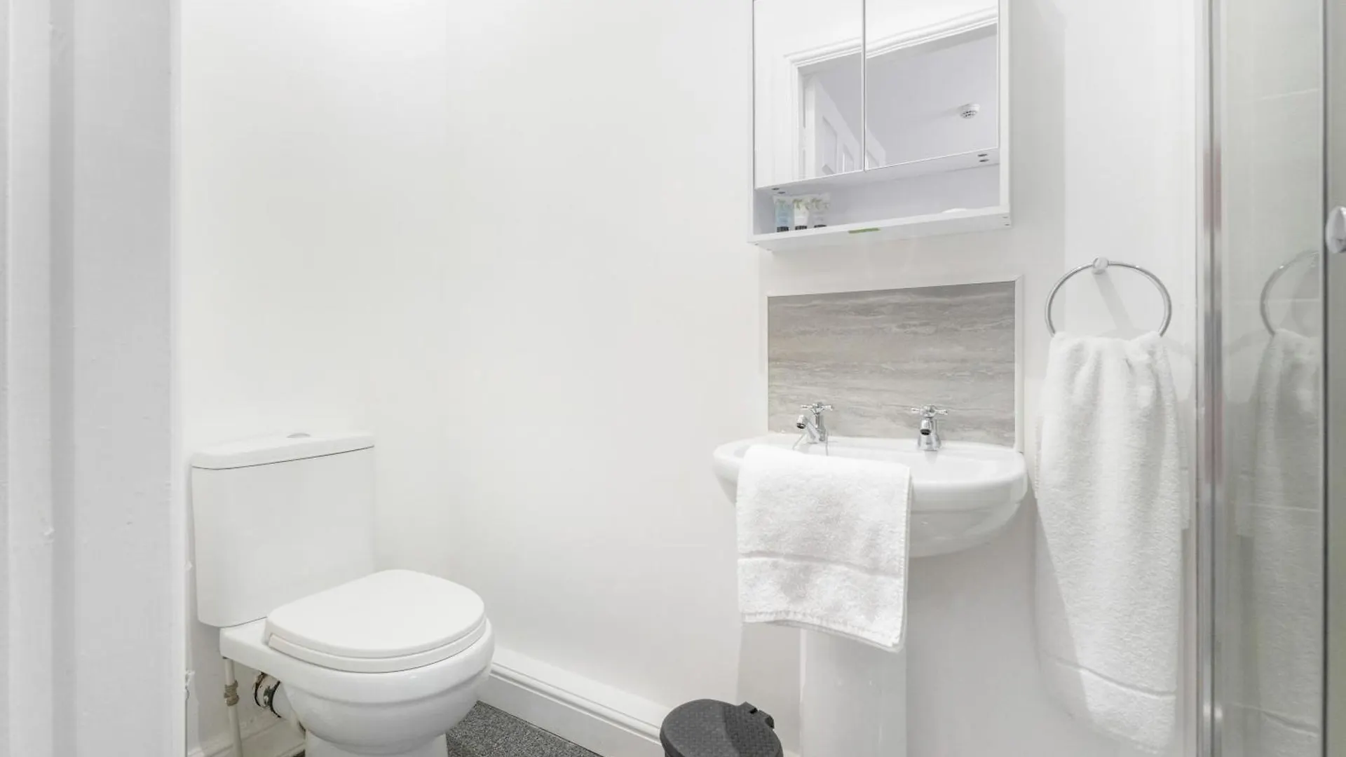 Thornaby on Tees New! Stylish 5-Bed Apartment In Stockton-On-Tees By Stay With Us, Perfect For Contractors & Large Groups, Free Parking!
